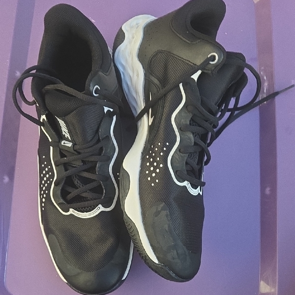 Nike Black and White Athletic Shoes - Picture 1 of 5